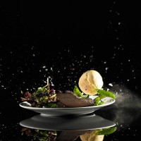 plate of meat, salad, peas and roll falling to floor - food stock-fotos und bilder