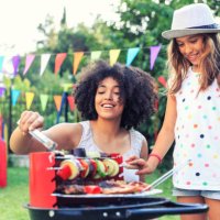 plezier met moeder - garden decoration stockfoto's en -beelden