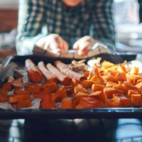 pompoenen in de oven roosteren - food stockfoto's en -beelden