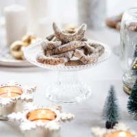 poppy seed cookies on glass cake stand at christmas time - home decoration fotografías e imágenes de stock