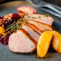 pork loin with red cabbage and potatoes - food stockfoto's en -beelden
