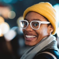 porträt des jungen afroamerikanischen frau beim blick in die kamera - fashion stock-fotos und bilder