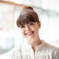 porträt einer jungen frau, die im modernen büro neben dem fenster steht - hairstyle stock-fotos und bilder