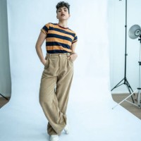 porträt einer jungen modellfrau mit händen in taschen im atelier - fashion stock-fotos und bilder