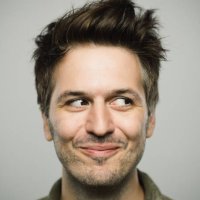 porträt eines echten kaukasischen mannes mit glücklichem ausdruck blick auf die seite - hairstyle stock-fotos und bilder