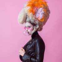 porträt von rebel frau trägt barocke perücke und lederjacke, rosa backgroud - fashion stock-fotos und bilder