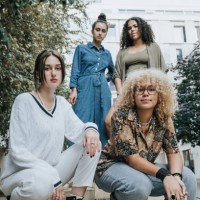 porträt von vier jungen frauen auf der berliner straße - fashion stock-fotos und bilder