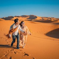 portrait couple chinois asiatique courant au maroc désert du sahara - travel photos et images de collection