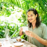portrait d’un homme adulte dans un café ou un jardinier - garden decoration photos et images de collection
