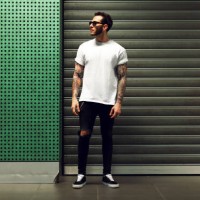 portrait d’un homme jeune tatoué - fashion photos et images de collection