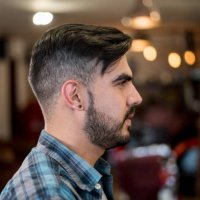 portrait d’un homme à obtenir une coupe de cheveux à un salon de coiffure - hairstyle photos et images de collection