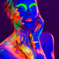 portrait de femme belle avec un maquillage uv couleur - nails art photos et images de collection