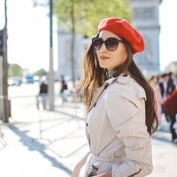 portrait de jeune femme marche dans paris touristiques - fashion photos et images de collection