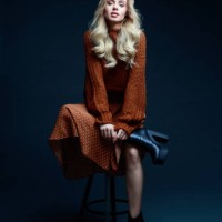 portrait de mode d’une femme élégante en vêtements bruns, fond sombre - fashion photos et images de collection