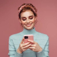 portrait en gros plan d’une jolie jeune fille utilisant un téléphone intelligent - fashion photos et images de collection