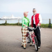 portrait of 1950s vintage style couple with tandem bicycle at coast - fashion photos et images de collection