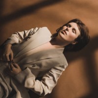 portrait of a beautiful woman with professional natural makeup clean healthy skin - fashion photos et images de collection