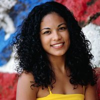 portrait of a puerto rican woman - hairstyle photos et images de collection