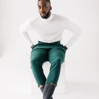 portrait of a stylish adult african american man sitting - fashion photos et images de collection