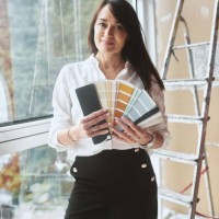 portrait of a woman designer with color palettes - home decoration stockfoto's en -beelden