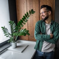 portrait of a young handsome man with a confident attitude and crossed arms - hairstyle stockfoto's en -beelden