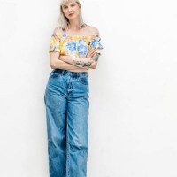 portrait of blond woman in high waisted jeans - fashion photos et images de collection