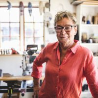 portrait of confident senior woman standing in workshop - home decoration stockfoto's en -beelden