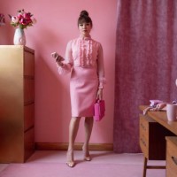 portrait of fashionable woman with briefcase and smart phone - home decoration stockfoto's en -beelden