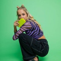 portrait of gen z young woman holding smart phone - fashion stock pictures, royalty-free photos & images