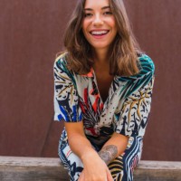 portrait of laughing young woman - fashion photos et images de collection