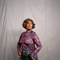 portrait of mature woman with wavy gray hair - fashion photos et images de collection