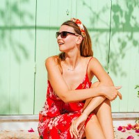 portrait of modern fashionably dressed woman in sunglasses. - fashion stock-fotos und bilder