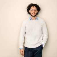 portrait of office worker with curly hair - fashion photos et images de collection