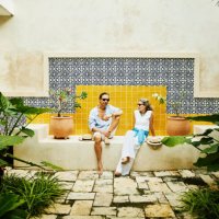 portrait of senior couple relaxing in courtyard at tropical resort - travel photos et images de collection