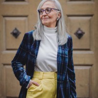 portrait of senior woman standing outdoors in town. - fashion stock-fotos und bilder