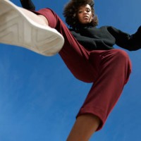 portrait of woman wearing casuals against blue sky - fashion stock pictures, royalty-free photos & images