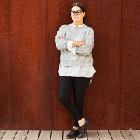 portrait of woman with crossed arms - fashion photos et images de collection