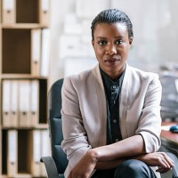 portrait of young black fashion designer in office - fashion photos et images de collection