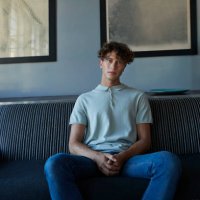 portrait of young man in stylish apartment - hairstyle photos et images de collection
