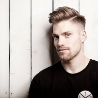 portrait of young man with quiff in front of wooden wall - hairstyle fotografías e imágenes de stock