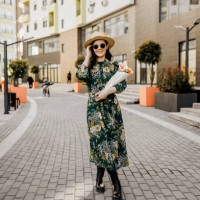 portrait of young woman holding bouquet of tulips - fashion stock pictures, royalty-free photos & images