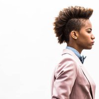 portrait of young woman on plain background - hairstyle stockfoto's en -beelden