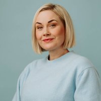 portrait simple d’une femme de 40 ans avec un bob blond court en tenue décontractée - hairstyle photos et images de collection
