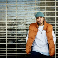 portrait urbain d’un jeune homme hispanique sérieux - fashion photos et images de collection