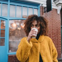portret van een jonge volwassen mooie vrouw die koffie drinkt - coffee stockfoto's en -beelden