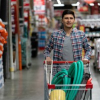 portret van een klant kopen bouwmaterialen in een ijzerhandel - home decoration stockfoto's en -beelden