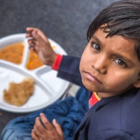 portret van het meisje kind met mid-dag maaltijd op indiase school. - food stockfoto's en -beelden