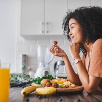 pourquoi manger moins, quand vous pouvez plutôt manger à droite - food photos et images de collection