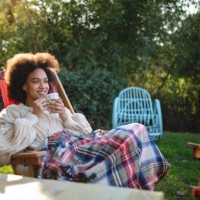 prachtige glimlachende vrouw genieten van een kopje thee - home decoration stockfoto's en -beelden