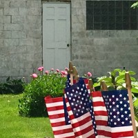 preparing for the 4th of july with us flags in the backyard - garden decoration stock-fotos und bilder